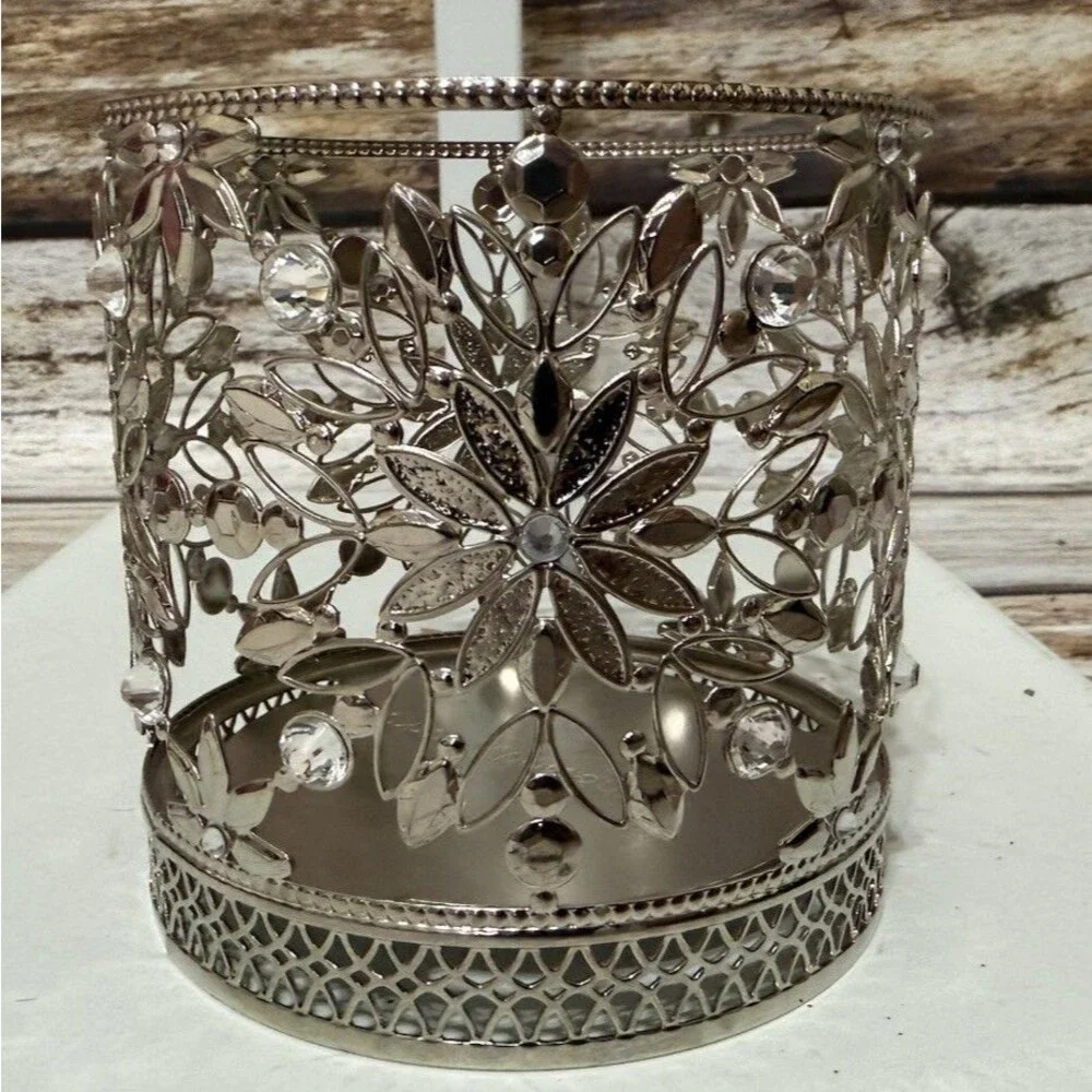 Bath & Body Works SILVER SNOWFLAKES WITH GEMS 3-Wick Candle Holder - NEW - Picture 2 of 7